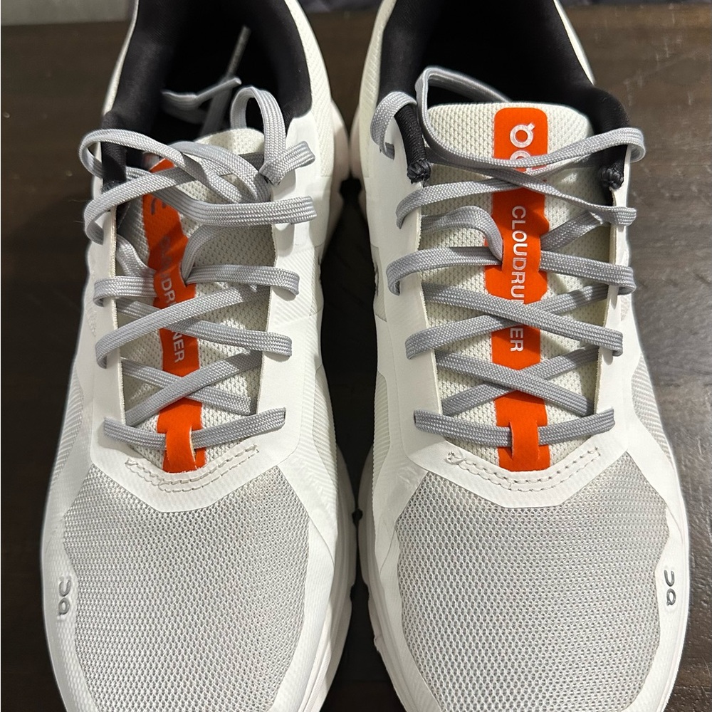 On Cloudrunner Undyed-white/flame